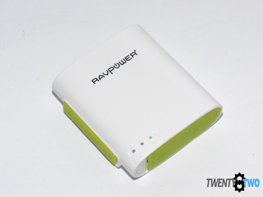 twenty8two-ravpower-filehub-power-bank-portable-router-media-streamer-power-on-led