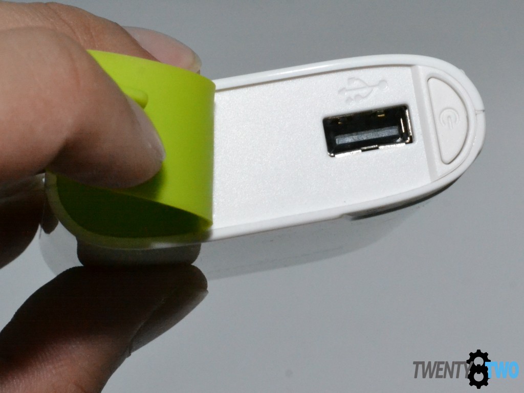 twenty8two-ravpower-filehub-power-bank-portable-router-media-streamer--usb-port-unboxing